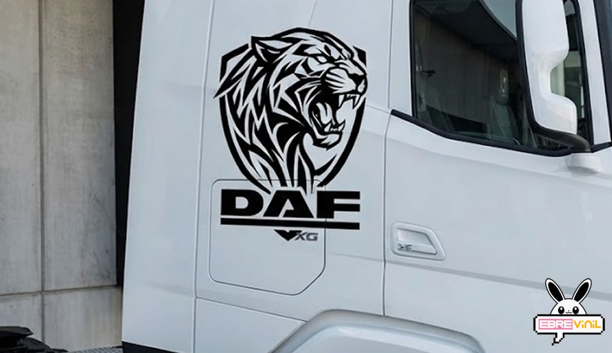 Adhesivo de corte felino DAF aplicado en lateral de cabina de camión