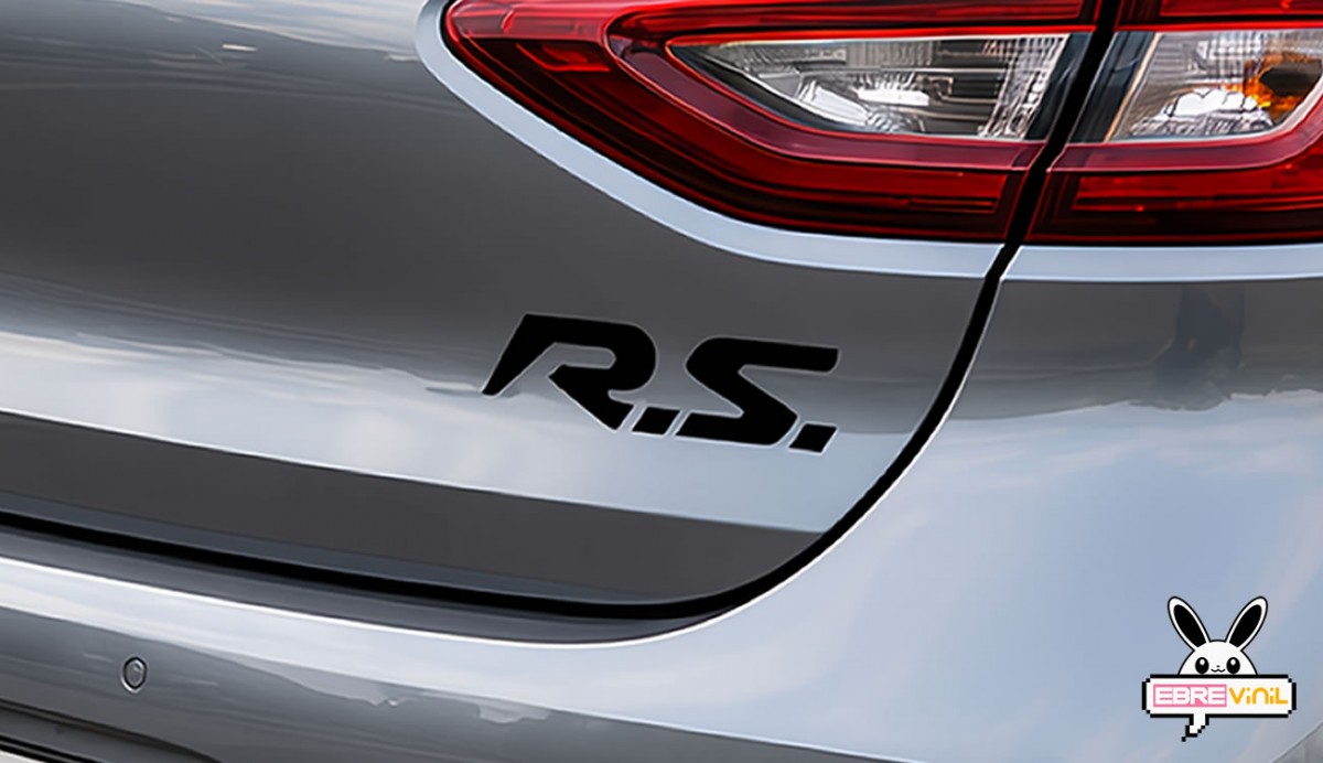 Vinilo de corte adhesivo con logotipo RS de estilo Renault Sport aislado sobre fondo blanco