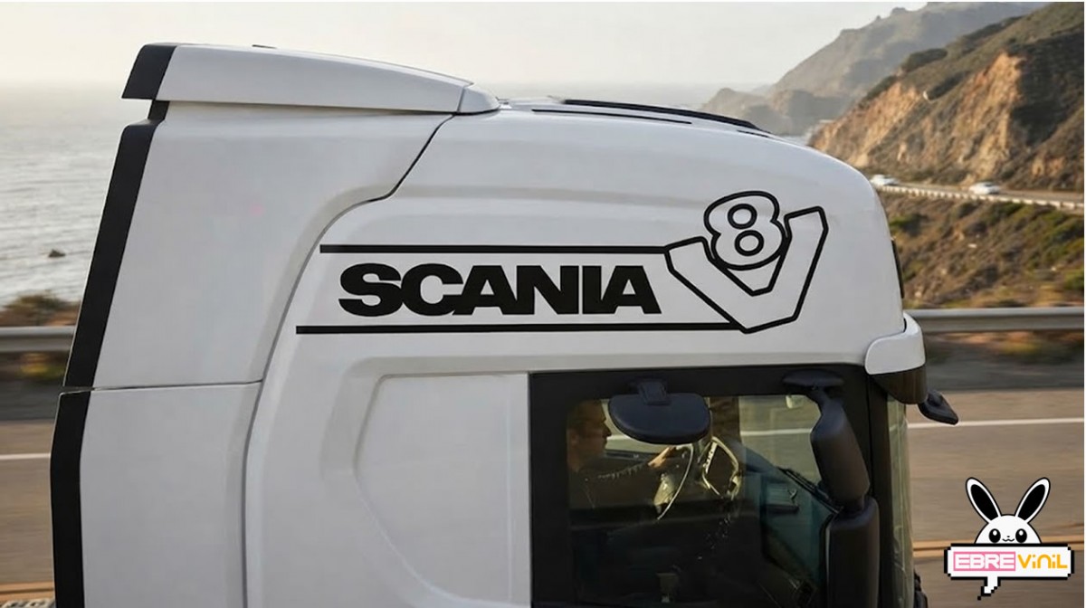 Vinilo de corte con logotipo Scania y distintivo V8 aplicado sobre la superficie lisa de la cabina de un camión