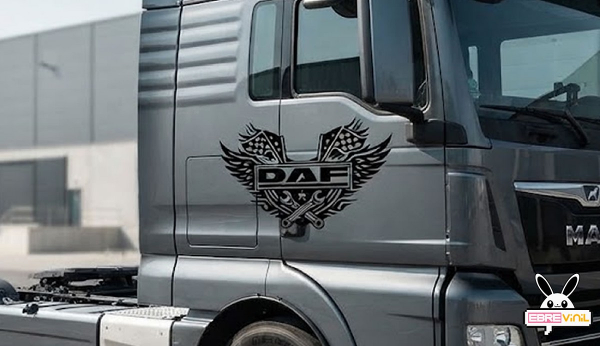 Vinilo de corte DAF con diseño de alas, banderas a cuadros y herramientas cruzadas para cabina de camión