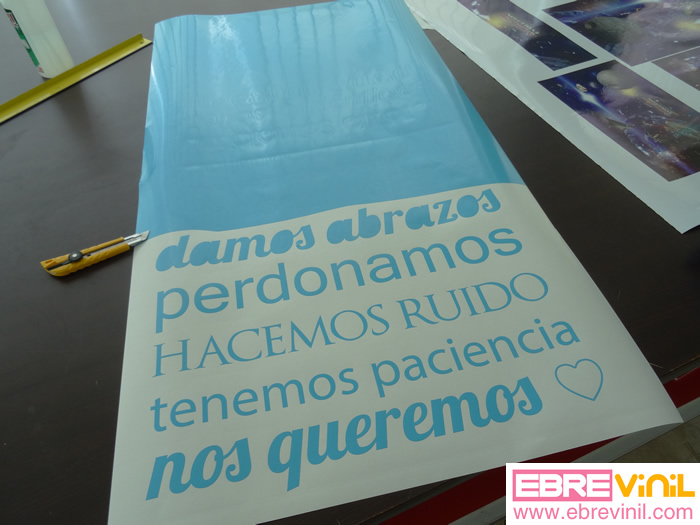 vinilo decorativo en esta casa somos reales