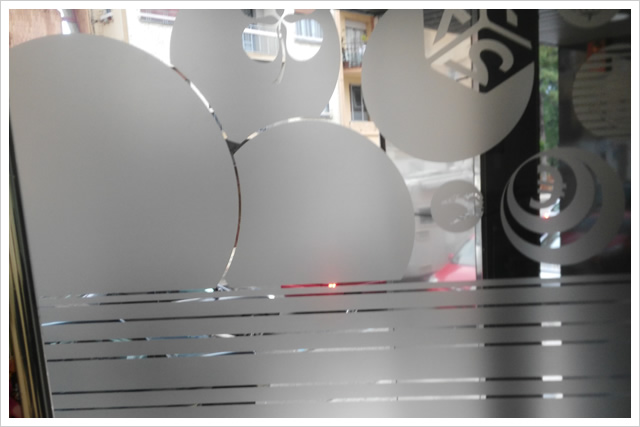 adhesivos para cristales efecto ácido. Vinilos esmerilados y translúcidos la mejor decoración