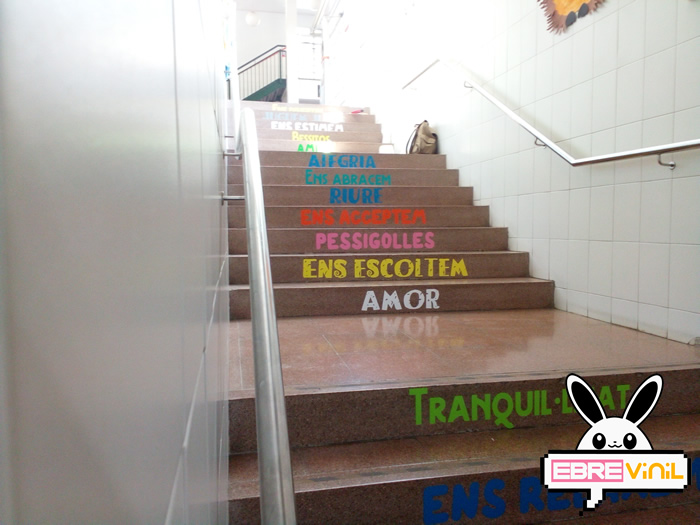 vinils adhesivos personalizados para decorar escaleras