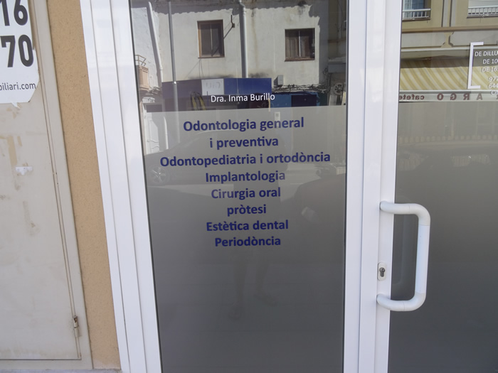 vinilos efecto al ácido en escaparates de comercios, negocios, empresas