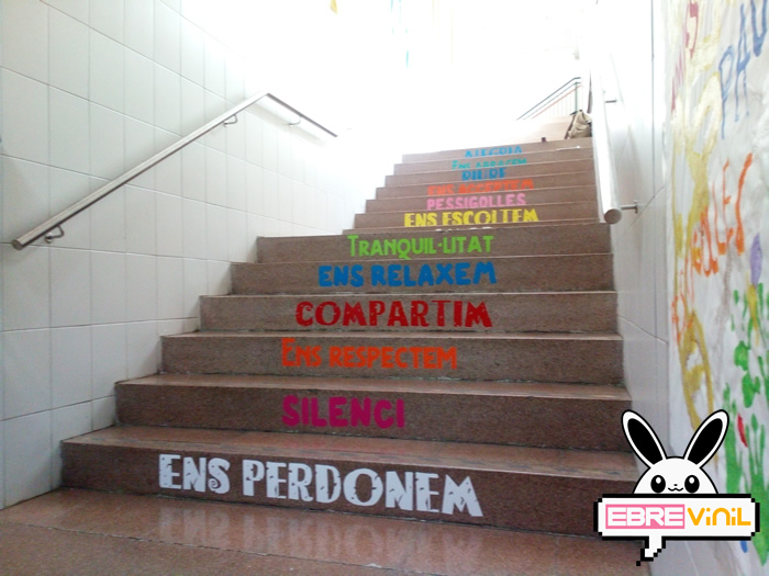 vinilos adhesivos de colores para decorar unas escaleras