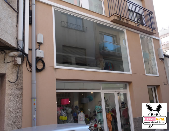 vinilos decorativos escaparates tiendas ropa infantil