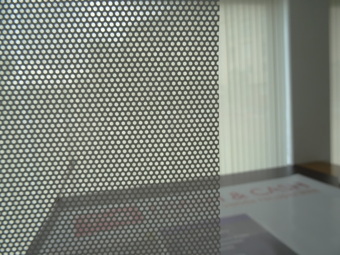 vinilos microperforados para escaparates de tiendas y vehículos