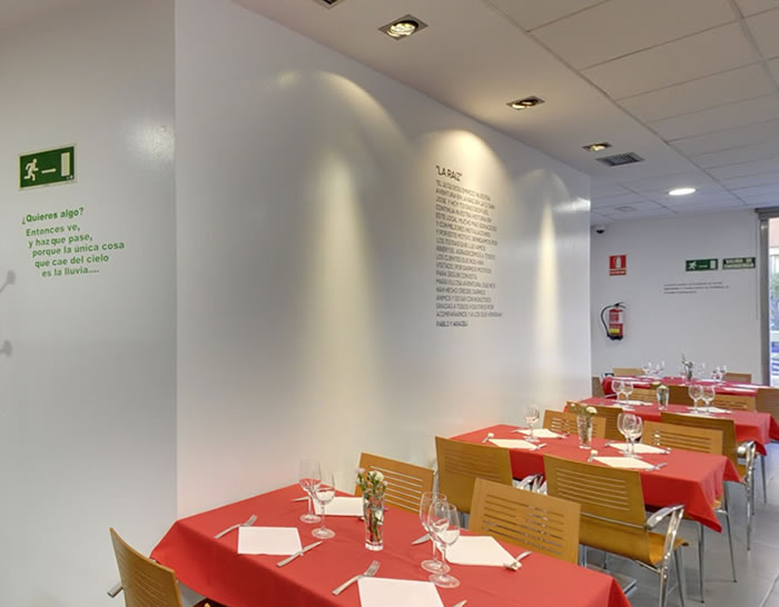 decorar las paredes de un restaurante con vinilos de texto decorativos